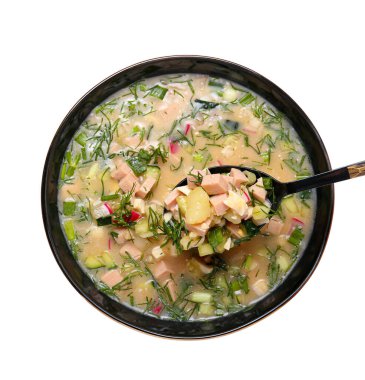 Beyaz arka planda lezzetli okroshka ile kase