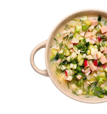 Beyaz arka planda lezzetli okroshka ile pişirme tenceresi