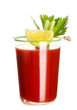 Beyaz arka planda kişniş ve limonla süslenmiş bir bardak Bloody Mary kokteyli.