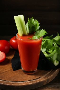 Kanlı Mary kokteyli, kişniş ve domatesli koyu arkaplanda kompozisyon.