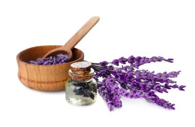 Beyaz arka planda lavanta şişesi ve çiçek bileşimi