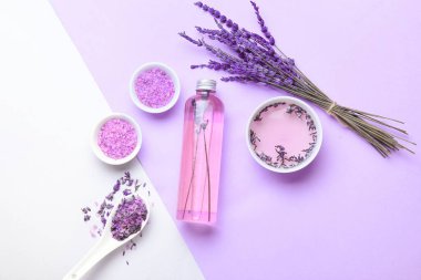 Lavanta şişesi esaslı yağ, deniz tuzu ve çiçeklerle renklendirilmiş arkaplan