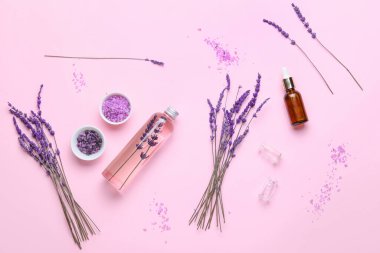Lavanta şişeleri ile bileşim temel yağ, deniz tuzu ve çiçek renk arkaplan