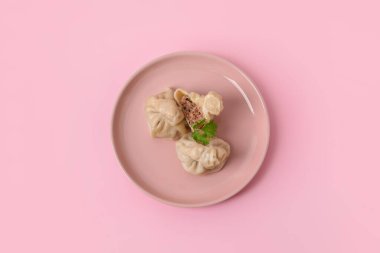 Renkli arkaplanda lezzetli hamur tatlısı tabağı