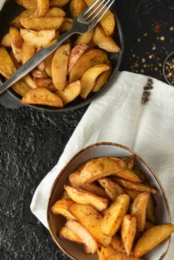 Koyu arkaplanda lezzetli fırında patatesli kompozisyon