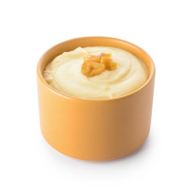 Beyaz arka planda sarımsaklı patates püresi.