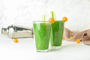 Arka planda bir bardak Bloody Mary kokteyli.