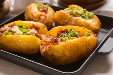 Kızartma tavası ve fırında patates, yakın plan.