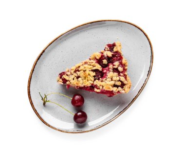 Beyaz arka planda bir parça lezzetli vişneli turta.