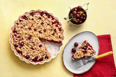 Renkli arkaplanda vişneli turta ile fırın yemeği