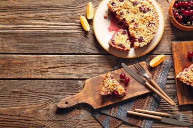 Ahşap zemin üzerinde lezzetli vişneli turta parçaları olan kompozisyon