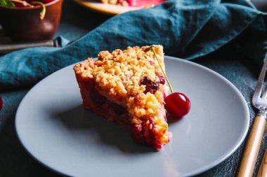 Renkli arka planda lezzetli vişneli turta ile tabak, yakın plan.