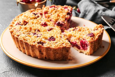 Koyu arkaplanda lezzetli vişneli turta tabağı, yakın plan.