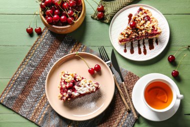 Lezzetli vişneli turta ve ahşap arka planda bir fincan çay ile kompozisyon