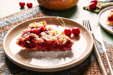 Tabakta lezzetli vişneli turta var, yakın plan.