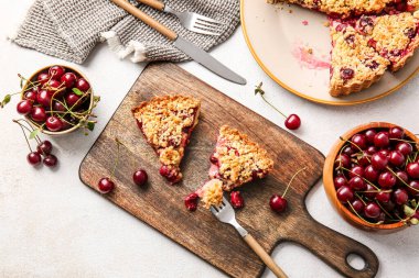 Açık arkaplanda lezzetli vişneli turta parçaları olan kompozisyon