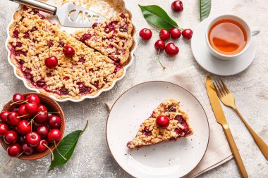 Lezzetli vişneli turta ve arka planda bir fincan çay ile kompozisyon