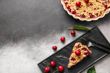Siyah beyaz arka planda bir parça lezzetli vişneli turta.
