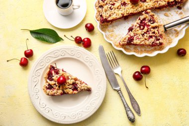 Renkli arkaplanda bir parça vişneli turta ile tabak