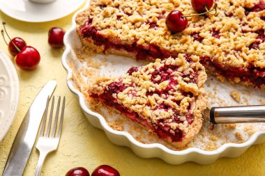 Renkli arka planda lezzetli vişneli turta pişirme, yakın plan.