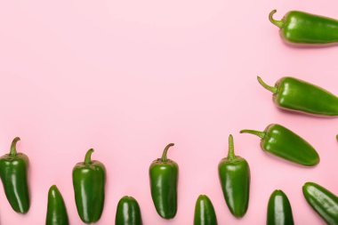 Renkli arkaplanda yeşil biber