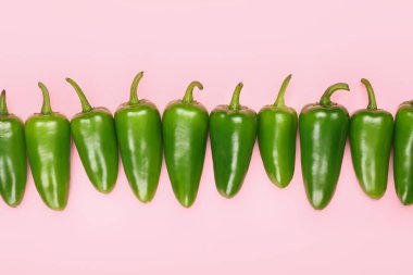 Renkli arkaplanda yeşil biber