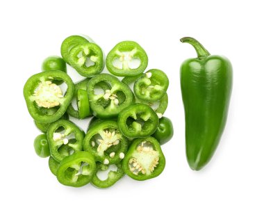 Yeşil biber ve beyaz arkaplanda dilimler