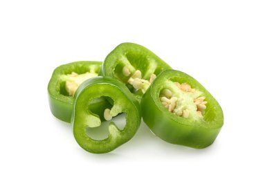 Beyaz arkaplanda yeşil biber dilimleri