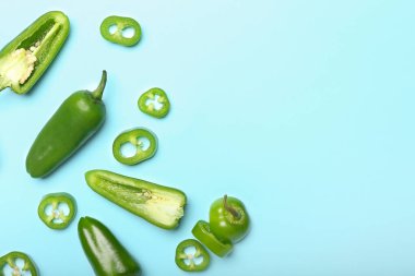 Renkli arkaplanda yeşil biber kes