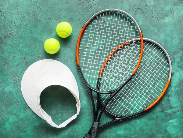 Visier Tennisschläger Und Bälle Auf Farbigem Hintergrund — Stockfoto
