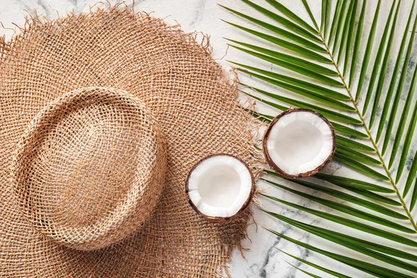 가벼운 배경에 줄무늬 코코넛 야자나무 — 스톡 사진