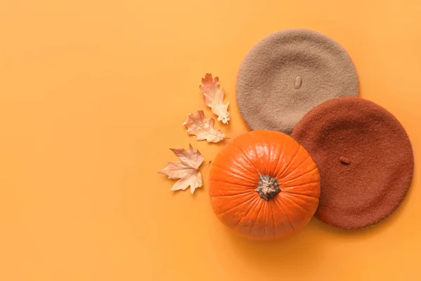 Composition Stylish Berets Pumpkin Color Background — Stock Photo, Image