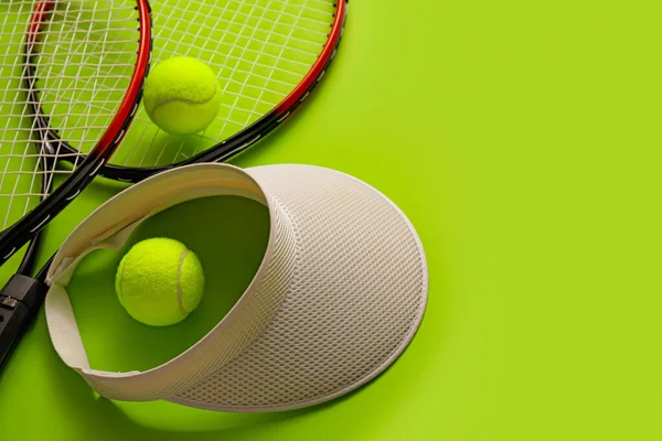 Visier Tennisschläger Und Bälle Auf Farbigem Hintergrund — Stockfoto