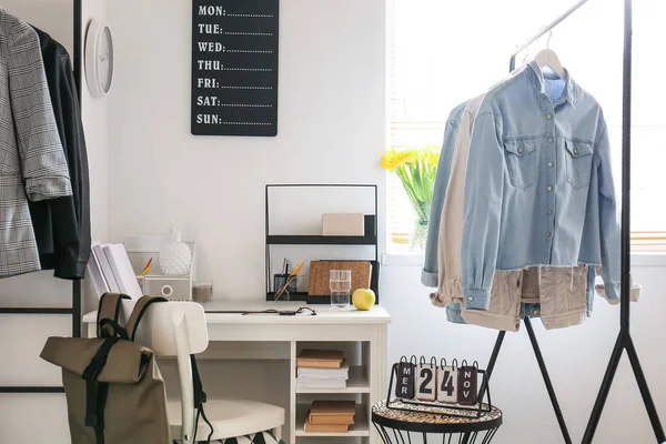 Interior Habitación Con Lugar Trabajo Moderno Ropa Femenina Con Estilo — Foto de Stock