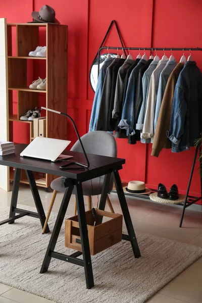 Interieur Van Kamer Met Moderne Werkplek Stijlvolle Vrouwelijke Kleding — Stockfoto