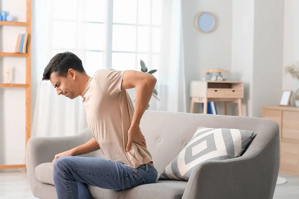 Joven Que Sufre Dolor Espalda Casa — Foto de Stock