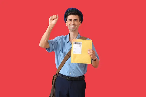 Renkli Arkaplanı Olan Yakışıklı Bir Postacı — Stok fotoğraf