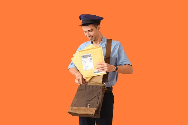 Renkli Arka Planda Yakışıklı Genç Postacı — Stok fotoğraf