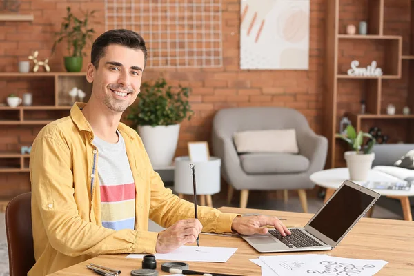 Joven Calígrafo Masculino Trabajando Casa — Foto de Stock