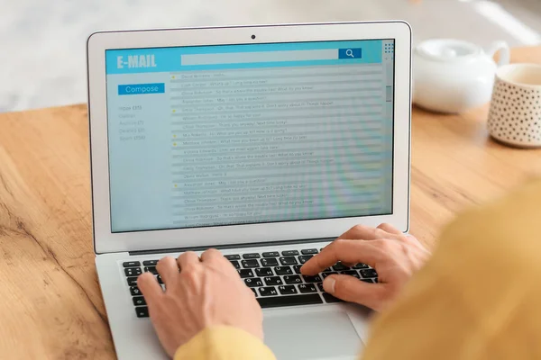 Jovem Com Laptop Verificando Seu Mail Casa — Fotografia de Stock