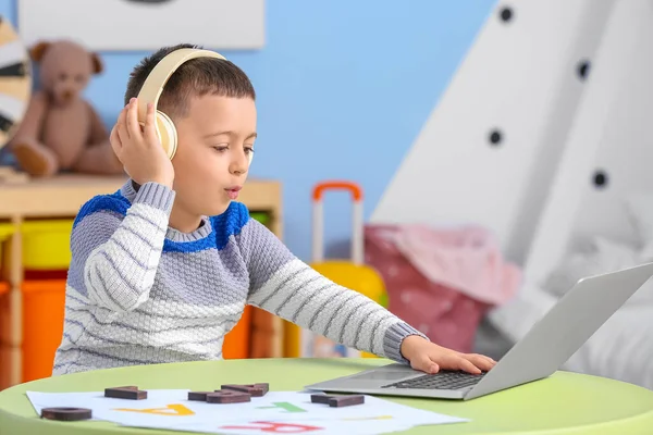 Mały Chłopiec Laptopem Wymawia Litery Domu — Zdjęcie stockowe