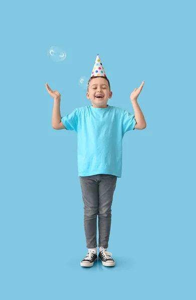 Menino Chapéu Festa Com Bolhas Sabão Fundo Cor — Fotografia de Stock