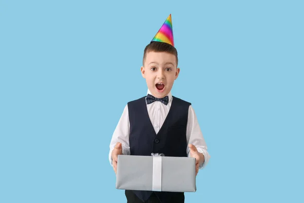 Niño Sorprendido Con Presente Fondo Color — Foto de Stock