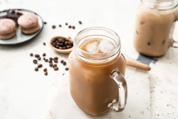 Papan Dengan Botol Tukang Batu Kopi Lezat Atas Meja — Stok Foto