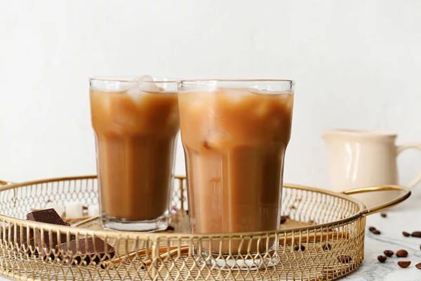 テーブルの上においしいアイスコーヒーとチョコレートピースのグラスでトレイ — ストック写真