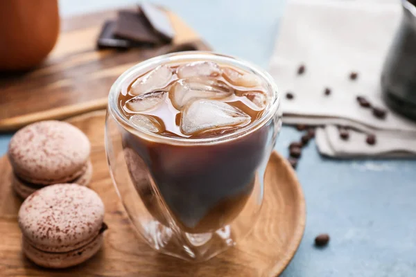 Piatto Con Bicchiere Gustoso Caffè Freddo Amaretti Tavola — Foto Stock