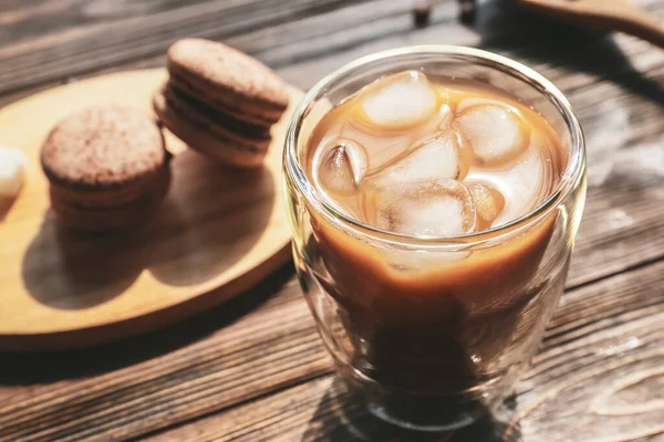 Glass Tasty Iced Coffee Macaroons Table Closeup — Stock Photo, Image