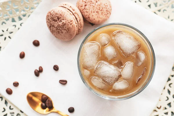 Glass Tasty Iced Coffee Macaroons Tray — Stock Photo, Image