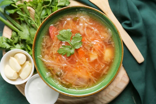 Bowl Dengan Sup Sauerkraut Lezat Dan Krim Asam Atas Meja — Stok Foto