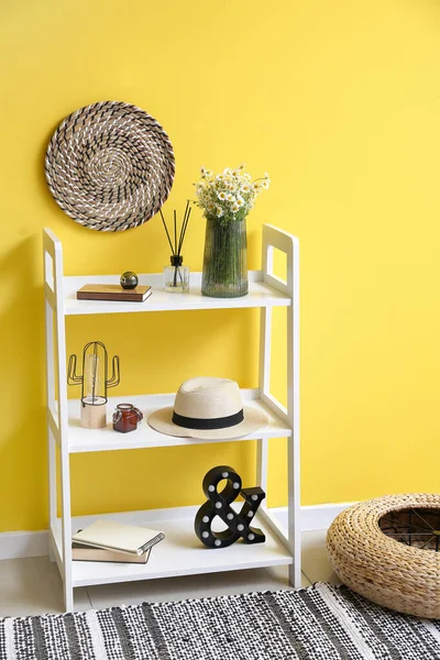 Vase Chamomiles Decor Shelf Color Wall — Stock Photo, Image